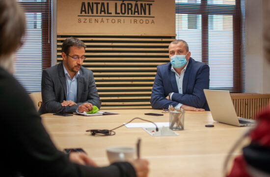 Derzsi László és Szakács Tibor a székelyudvarhelyi RMDSZ sajtótájékoztatóján, 2020. október 9-én