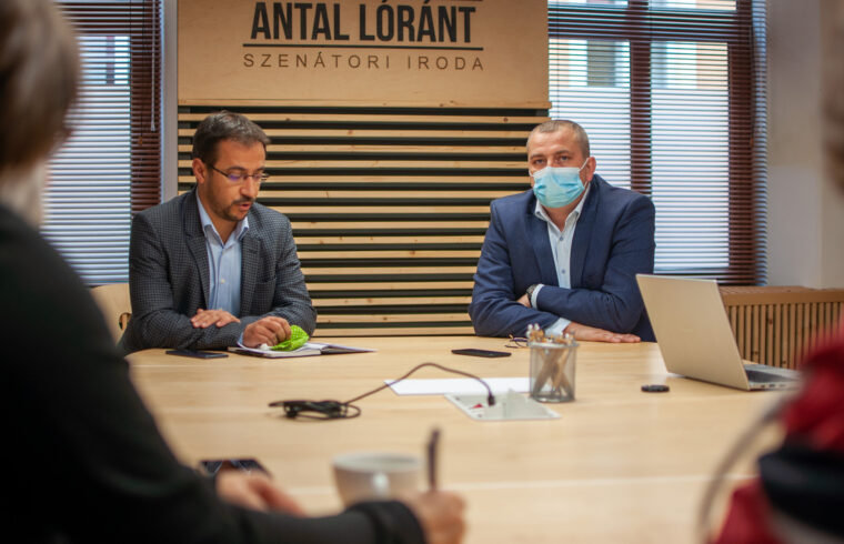 Derzsi László és Szakács Tibor a székelyudvarhelyi RMDSZ sajtótájékoztatóján, 2020. október 9-én